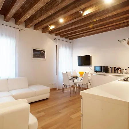 شقة The Lion's House Apt2 *